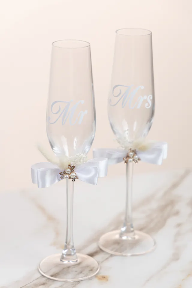 Mr & Mrs glasses – boho white – Toasting glasses