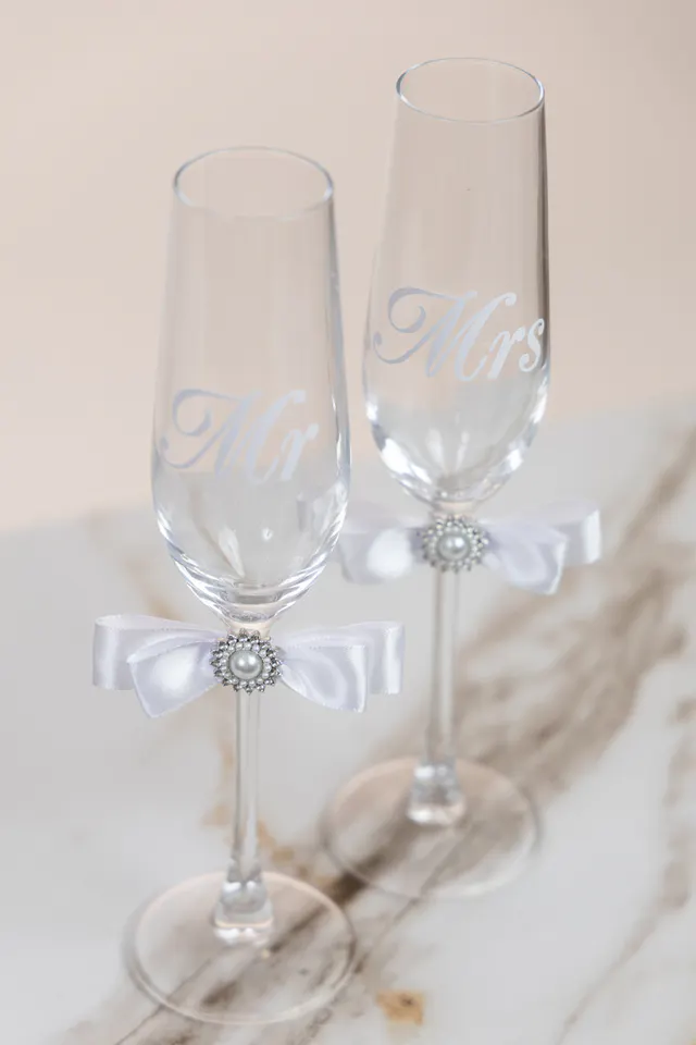 Mr & Mrs glasses – white classic – Toasting glasses